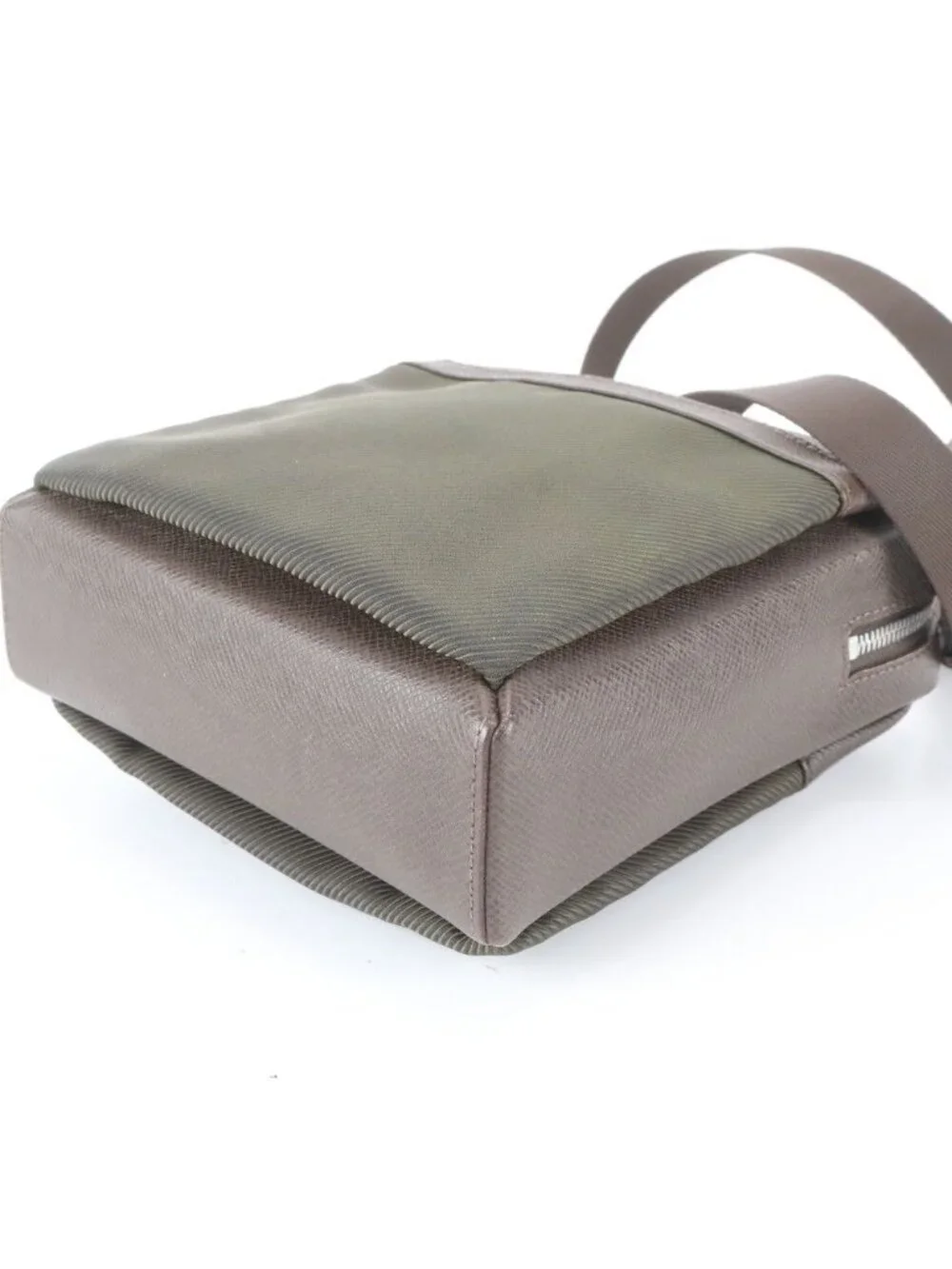 Louis Vuitton Taiga Sayan Leather Shoulder Bag Crossbody Messenger Business